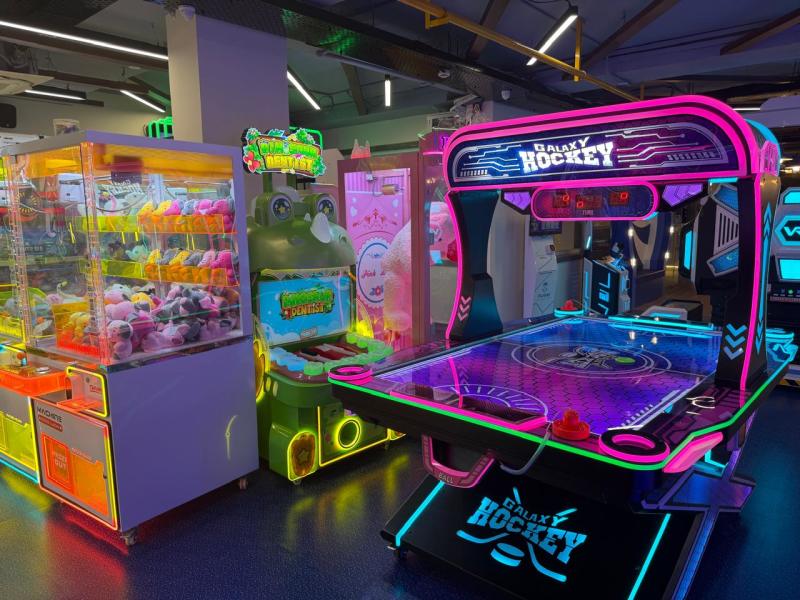 Air hockey arcade game