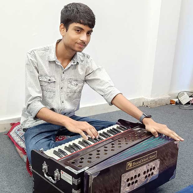 Swarnika Music Classes for Vocals Keyboard Guitar Tabla Harmonium | Sector 7 Gurgaon